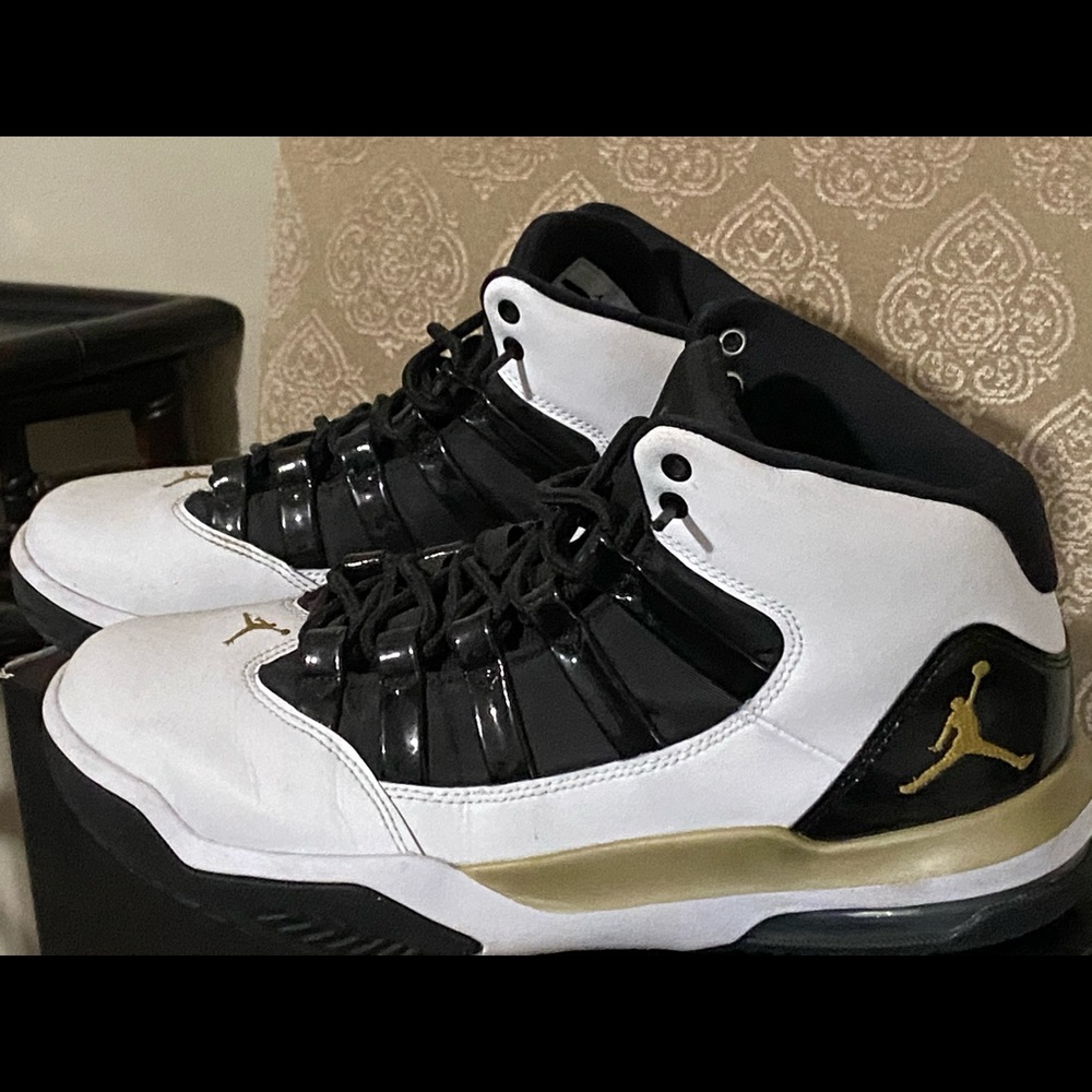 Jordan Max Aura White Metallic Gold Black